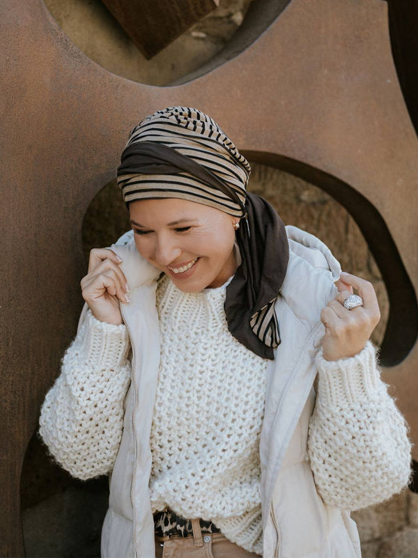 Hoofddoekjes chemo sjaaltjes chemo mutsjes - Sjaalmutsje Doris glowing - striped caramel